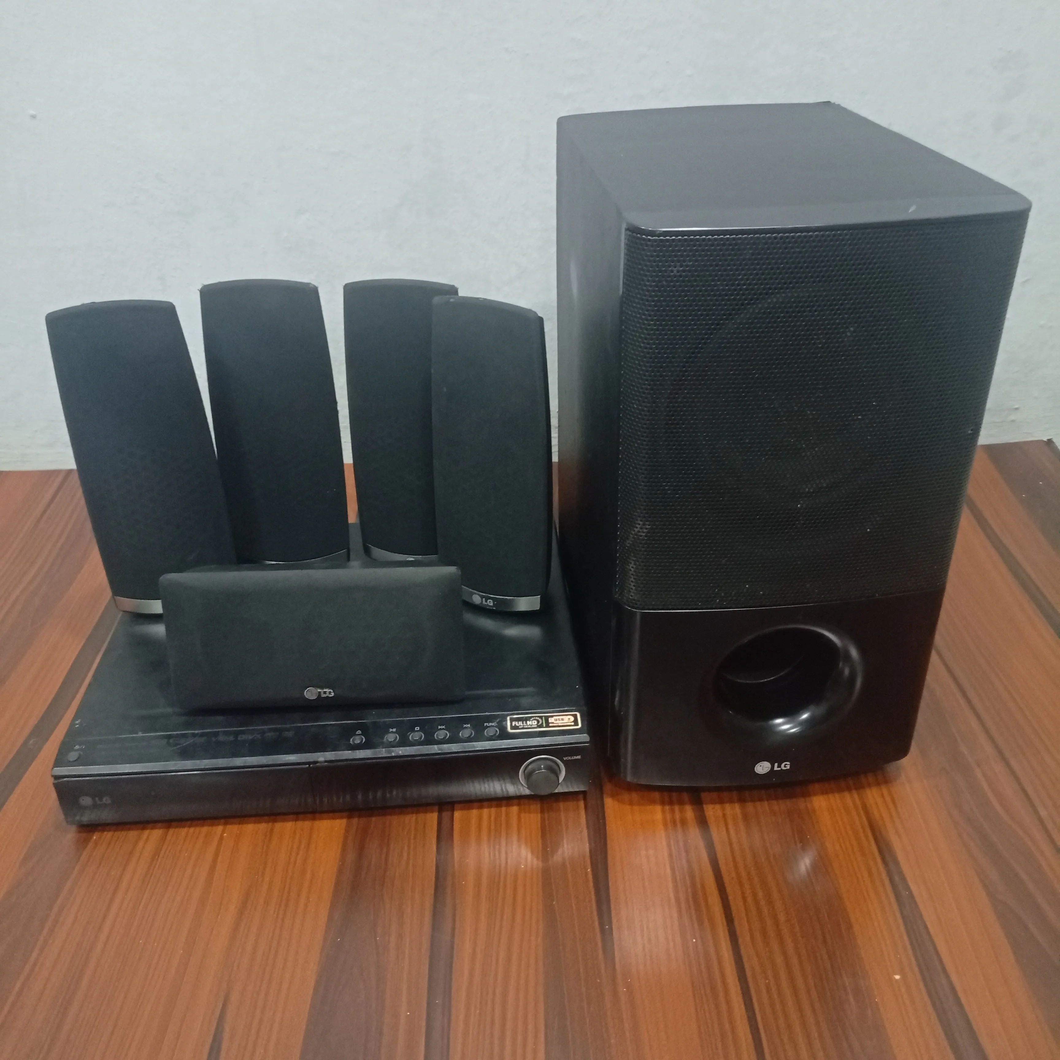 LG 5.1Ch 850W DVD Home Theater Complete Set (USB, FM, Aux, Optical, HDMI Out) - Foreign Used