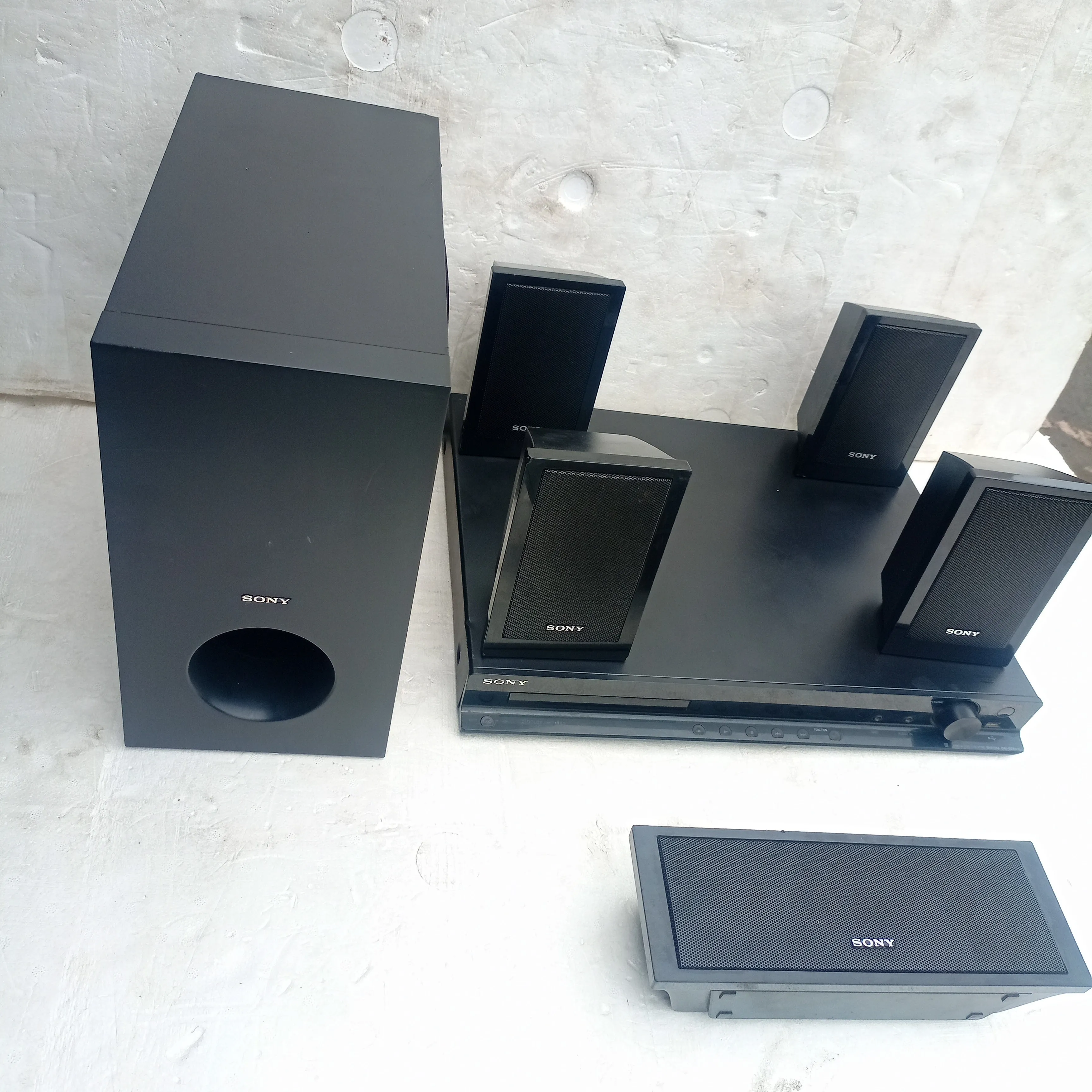 Sony DAV-TZ330 5.1Ch 1000 watts DVD Home Theater System - London Used